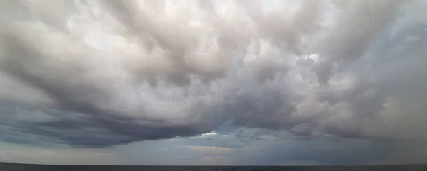 空に暗い嵐の雲 — ストック写真