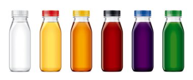 Şeffaf içecekleri olan plastik şişeler.. 