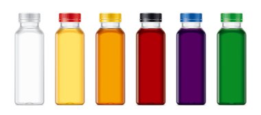Şeffaf içecekleri olan plastik şişeler.. 