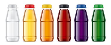 Şeffaf içecekleri olan plastik şişeler.. 