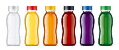 Şeffaf içecekleri olan plastik şişeler.. 
