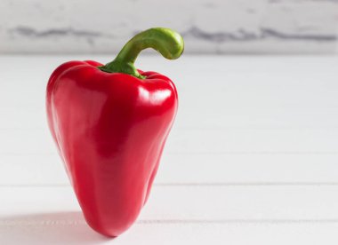 Kırmızı tatlı tek biber sebze ahşap masa.