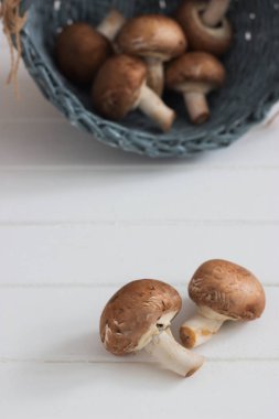 Kahverengi ham petrol beyaz arka plan seçici odak.