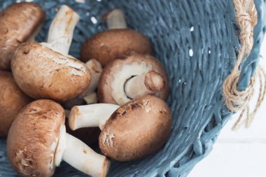 Kahverengi ham petrol mavi hasır sepet seçici odak gri.