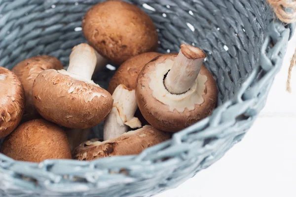 Kahverengi ham petrol mavi hasır sepet seçici odak gri.