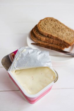 Yumuşak peynir paket bıçak beyaz arka plan açık.