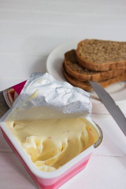 Yumuşak peynir paket bıçak beyaz arka plan açık.