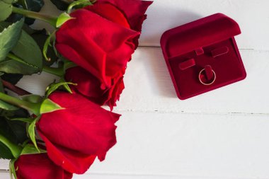 Kırmızı gül romantik teklif arka plan beyaz ahşap.