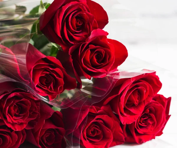 红玫瑰花束白色背景复制空间 — 图库照片