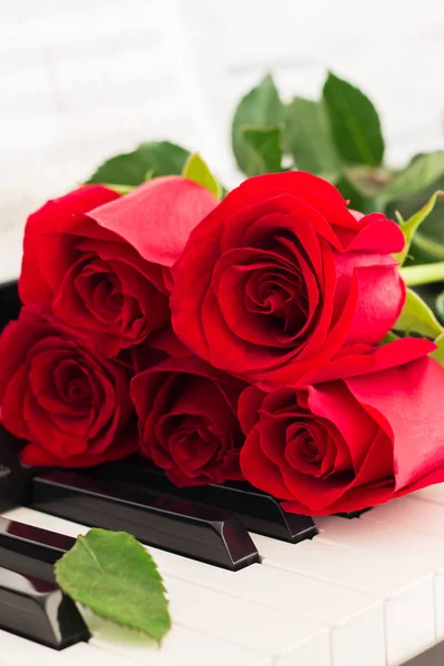 Червоні Троянди Клавіші Піаніно Романтичний Музичний Фон — стокове фото