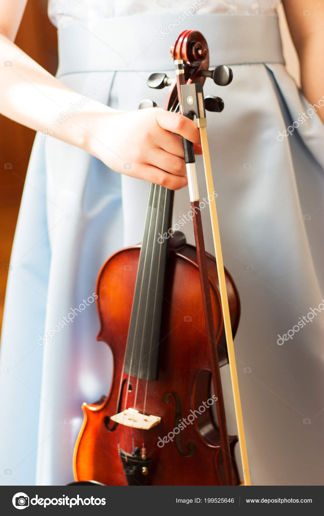 Юный Скрипач Синем Платье Держит Скрипичную Скрипку Стоковое Фото.