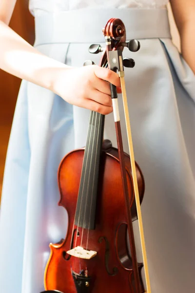 Giovane Violinista Vestito Blu Tiene Violino Fiddlestick — Foto Stock