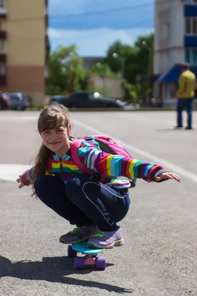 Bonito Loira Adolescente Menina Moderno Skate Dinâmico — Fotografia de Stock