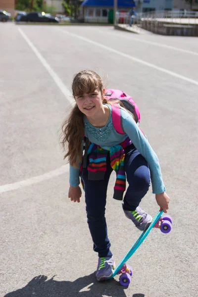 Schattige Blonde Tiener Meisje Trendy Skateboard Recreatie — Stockfoto