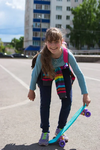 Schattige Blonde Tiener Meisje Trendy Skateboard Recreatie — Stockfoto