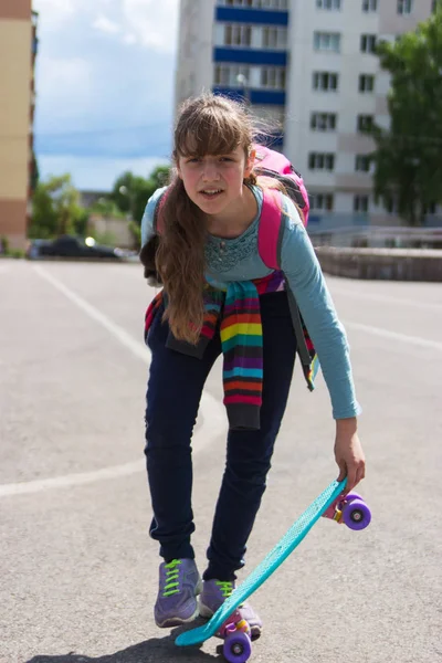 Schattige Blonde Tiener Meisje Trendy Skateboard Recreatie — Stockfoto