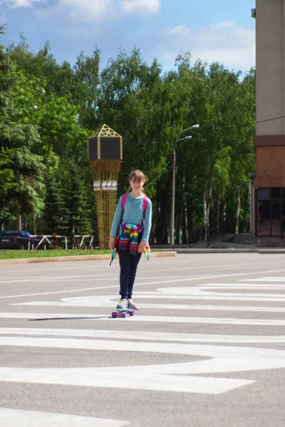 Blond Dospívající Dívka Město Módní Skateboard Dynamický — Stock fotografie