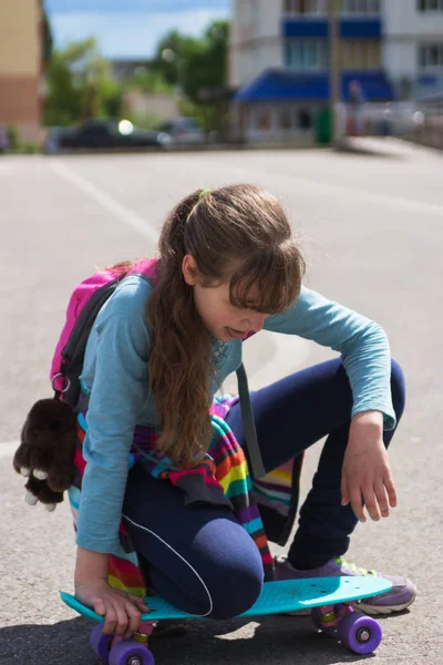 Blond Dospívající Dívka Město Módní Skateboard Dynamický — Stock fotografie