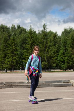 Sarışın genç kız trendy enerji kaykay dinamik.