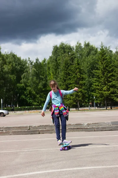 Blonde Tiener Meisje Stad Trendy Skateboard Dynamiek — Stockfoto
