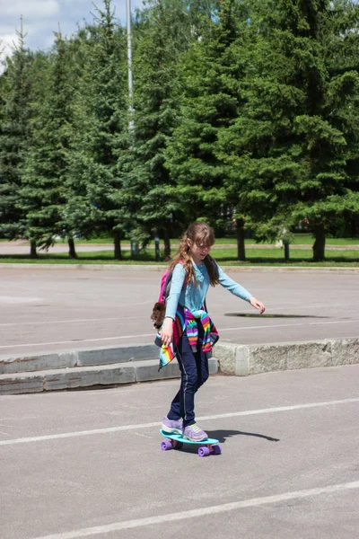 Blonde Teenager Girl City Trendy Skateboard Dynamic — Stock Photo, Image