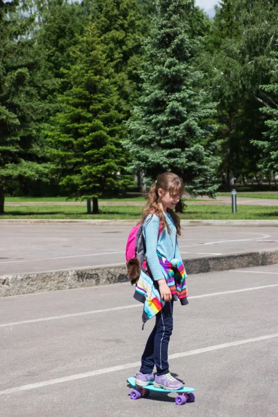 Blonde Teenager Girl City Trendy Skateboard Dynamic — Stock Photo, Image