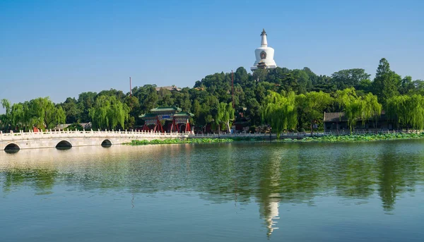 Parken Beihai Beijing Kina Med Vita Pagoda Och Blå Himmel Stockfoto