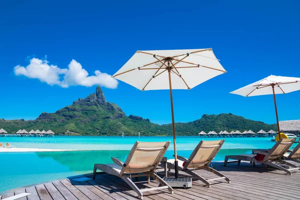 Nuvola Bianca Cielo Blu Ombrello Bianco Acqua Turchese Bora Bora — Foto Stock