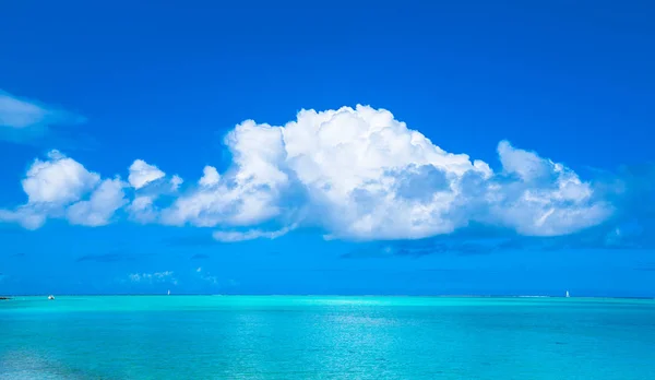 Νερά Τυρκουάζ Μπλε Ουρανό Και Άσπρα Σύννεφα — Φωτογραφία Αρχείου