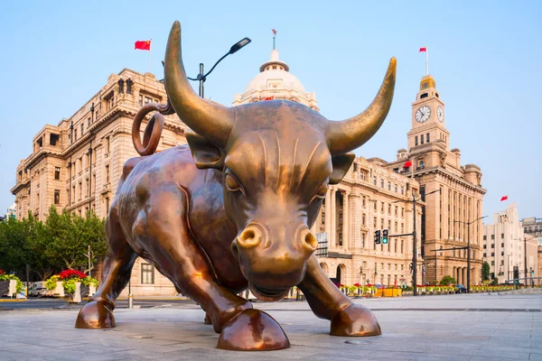 Brons Status Tjur Shanghai Kina — Stockfoto