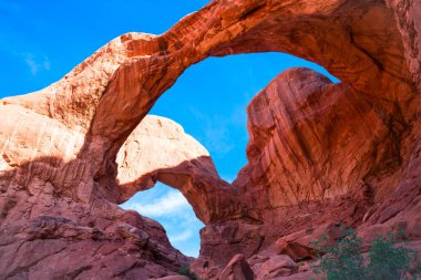 Arches Ulusal Parkı mavi gökyüzü ile çift kemer.