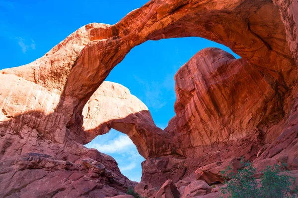 Arches Ulusal Parkı mavi gökyüzü ile çift kemer.
