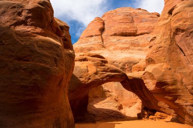 Arches Ulusal Parkı mavi gökyüzü ile kumul kemer