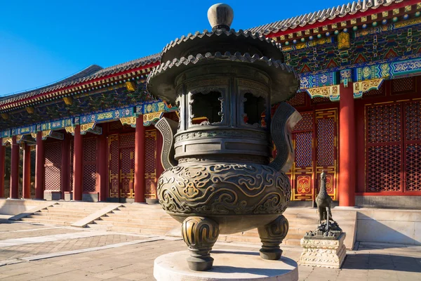 Brozne Statyw Przed Chiński Pałac Beijing — Zdjęcie stockowe