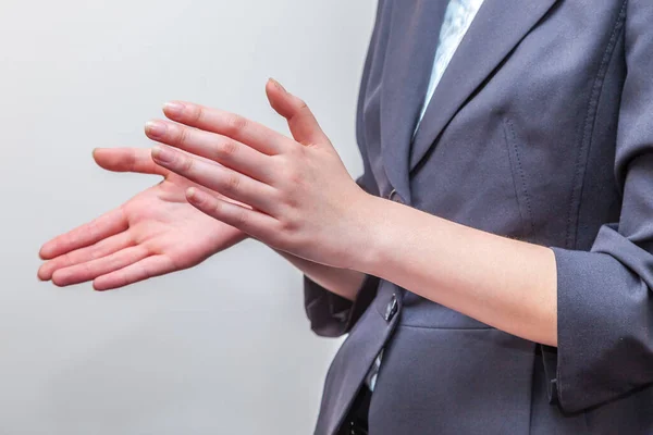 一人のビジネス女性が手を握りしめて — ストック写真