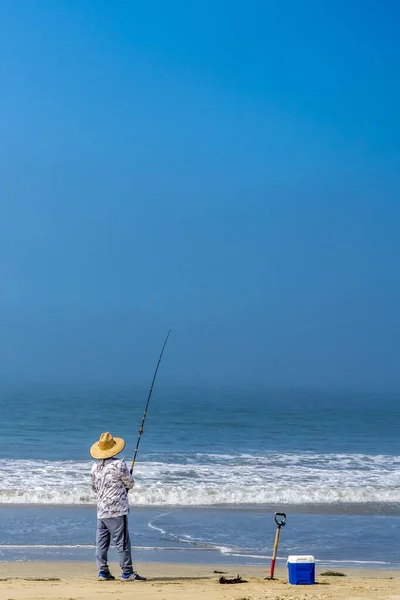 Una Persona Irreconocible Pescando Una Playa Arena —  Fotos de Stock
