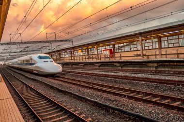 Gündüz vakti Tokyo 'da kurşun treni, Japonya.