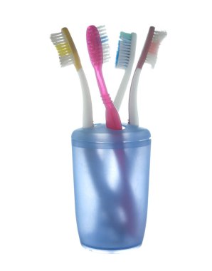 Beyaz arka plan üzerinde izole bir plastik cam diş fırçaları çeşitli.    