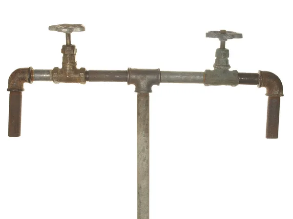 Фрагмент старого водопровода, состоящего из труб, фитинга — стоковое фото