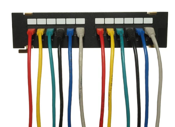 Hub de doze portas com cabos LAN coloridos isolados em b branco — Fotografia de Stock