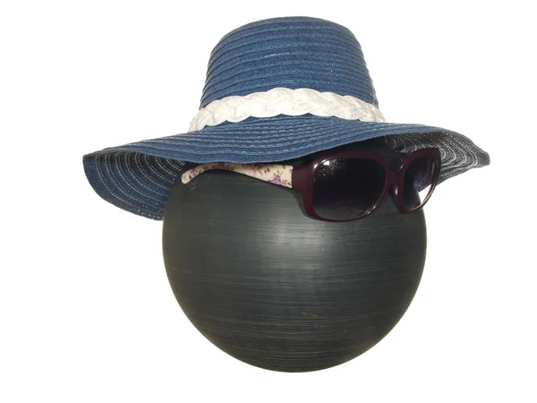 Chapéu azul da senhora com uma fita branca e óculos escuros em um preto — Fotografia de Stock