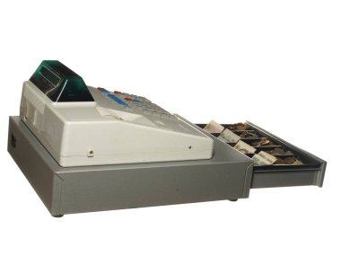 Beyaz arka planda yazar kasa. Çekmeceler açık. İçeriden çıkış