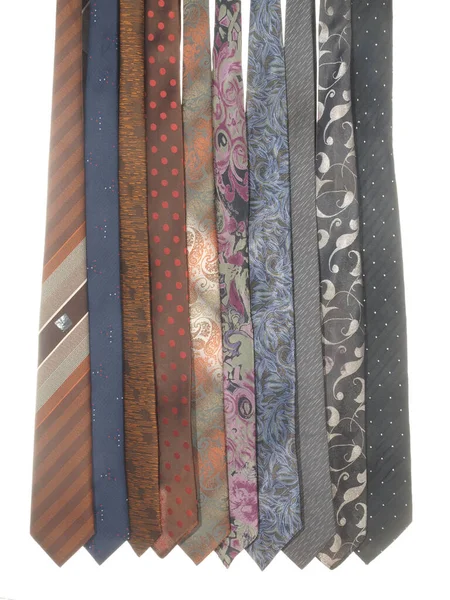男人的不同的领带在白色的背景上是孤立的 各种颜色和图案的领带 — 图库照片