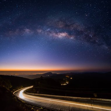 Panoramik Samanyolu Doi Inthanon, Chiang Mai, Tayland, düşük ışık, yüksek ISO değerlerinde