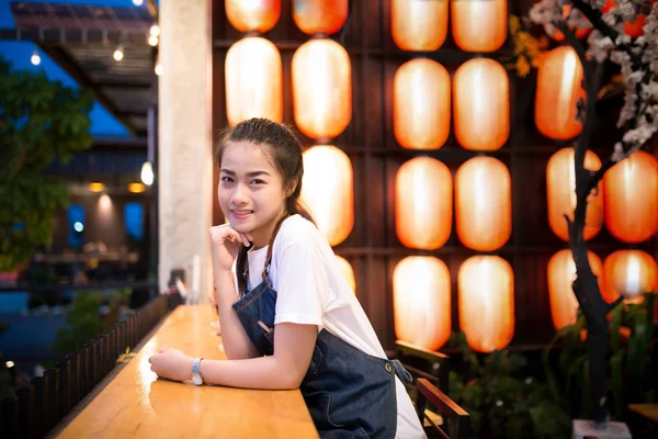 Schön Asiatische Mädchen Nehmen Ein Foto Die Japanische Restaurant — Stockfoto