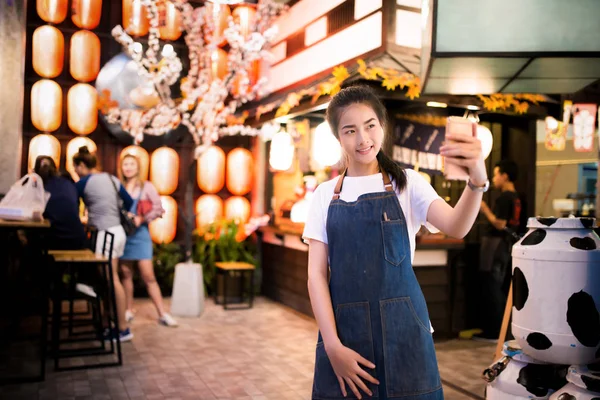 Schön Asiatische Mädchen Nehmen Ein Foto Die Japanische Restaurant — Stockfoto