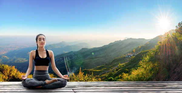 Jonge Vrouw Die Yoga Beoefent Natuur Vrouwelijk Geluk Landschapsachtergrond — Stockfoto