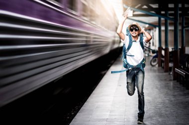 Sonra bir Tren İstasyonu'ndan hareket eden bir trenin koşan seyahat adam