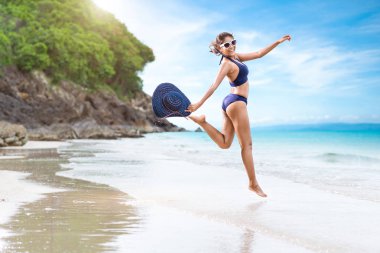 Mavi bikini ve sunhat deniz beach.travel yaz plajda seksi kadın