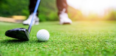 Yeşil çim tarlasında golf topunu kapat. spor golf sopası
